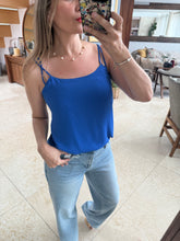 Cargar imagen en el visor de la galería, VILMA - Blusa tirantes azul rey