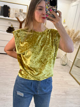 Cargar imagen en el visor de la galería, EMILIANA - Blusa velvet con hombreras