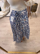 Cargar imagen en el visor de la galería, IMELDA - Falda midi estampado azul