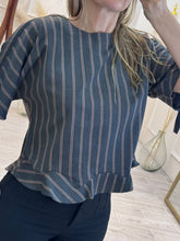 Cargar imagen en el visor de la galería, OLIVIA – Blusa gris oxford a rayas con manga corta