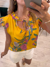 Cargar imagen en el visor de la galería, CAMELIA - Blusa amarilla estampada