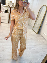 Cargar imagen en el visor de la galería, AZRA - Set pantalon y blusa khaki estampado