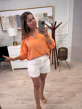 Cargar imagen en el visor de la galería, MIRNA - Blusa naranja manga larga