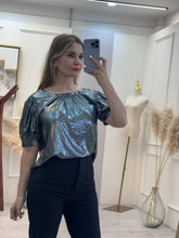 Cargar imagen en el visor de la galería, PALOMA – Blusa metálica gris con manga abullonada