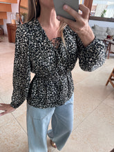Cargar imagen en el visor de la galería, MONET - Blusa estampada