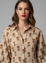 Cargar imagen en el visor de la galería, Vestido Celeste
Vestido camisero corto con estampado sutil en tonos neutros, mangas amplias y caída relajada que combina comodidad y estilo.