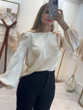 Cargar imagen en el visor de la galería, VANESSA – Blusa satinada champaña de manga larga