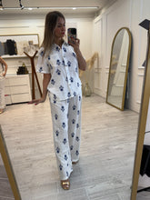 Cargar imagen en el visor de la galería, OKSANA - Set pantalon y blusa estampado flores
