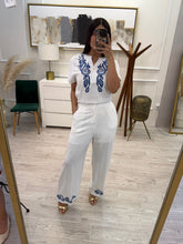Cargar imagen en el visor de la galería, FAYE - Set pantalón y blusa blanco con detalle azul