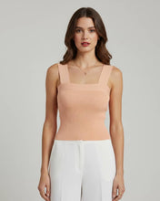 Cargar imagen en el visor de la galería, MAREN – Top tejido color durazno de tirantes anchos y escote cuadrado, ajustado y favorecedor, perfecto para estilizar cualquier outfit.
