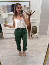 Cargar imagen en el visor de la galería, LIA - Pantalon tipo cargo verde