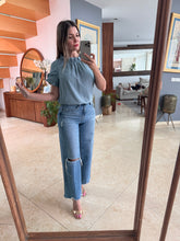 Cargar imagen en el visor de la galería, HAWAII - Blusa azul claro