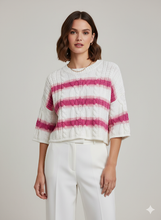 Cargar imagen en el visor de la galería, ALMA - blusa en tono claro con franjas rosas. Diseño cómodo, fresco y de corte relajado.