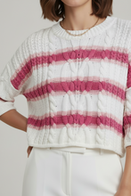 Cargar imagen en el visor de la galería, ALMA - blusa en tono claro con franjas rosas. Diseño cómodo, fresco y de corte relajado.