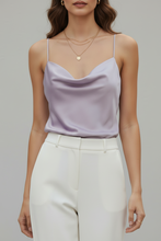 Cargar imagen en el visor de la galería, DAPHNE - Blusa satinada de tirantes en color lila con escote drapeado. Suave, ligera y elegante, ideal para looks femeninos y versátiles de día o de noche.