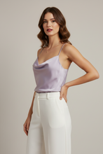 Cargar imagen en el visor de la galería, DAPHNE - Blusa satinada de tirantes en color lila con escote drapeado. Suave, ligera y elegante, ideal para looks femeninos y versátiles de día o de noche.