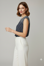 Cargar imagen en el visor de la galería, DARÁ - Blusa sin mangas con estampado en tonos azul marino y blanco. Diseño ligero con detalle en el cuello que la hace elegante y fácil de combinar para looks casuales o formales.