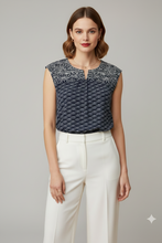 Cargar imagen en el visor de la galería, DARÁ - Blusa sin mangas con estampado en tonos azul marino y blanco. Diseño ligero con detalle en el cuello que la hace elegante y fácil de combinar para looks casuales o formales.
