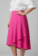 Cargar imagen en el visor de la galería, LORENA – Falda midi fluida en color fucsia con diseño asimétrico y caída ligera, ideal para un outfit femenino y moderno.