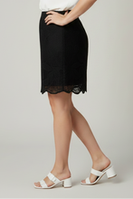 Cargar imagen en el visor de la galería, LETICIA – Falda corta talla plus, negra con textura y delicado acabado calado en el bajo, clásica con un toque refinado.