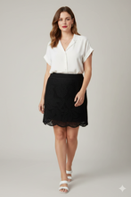 Cargar imagen en el visor de la galería, LETICIA – Falda corta talla plus, negra con textura y delicado acabado calado en el bajo, clásica con un toque refinado.