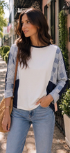 Cargar imagen en el visor de la galería, KENNA - Blusa blanca con azul manga larga