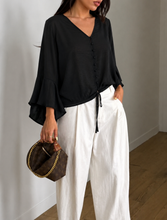 Cargar imagen en el visor de la galería, LACEY - Blusa negra manga larga