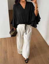 Cargar imagen en el visor de la galería, LACEY - Blusa negra manga larga