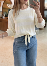 Cargar imagen en el visor de la galería, LUZ - Blusa rayada beige con blanco