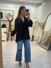 Cargar imagen en el visor de la galería, MATILDE - Blusa negra transparencia