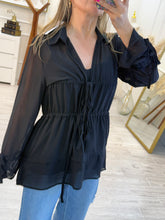Cargar imagen en el visor de la galería, MATILDE - Blusa negra transparencia