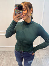 Cargar imagen en el visor de la galería, CALVIN - Blusa verde botella