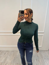 Cargar imagen en el visor de la galería, CALVIN - Blusa verde botella