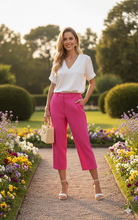 Cargar imagen en el visor de la galería, Pantalón Isabella Añade un toque de energía a tu guardarropa con este pantalón de corte cropped confeccionado en crepé de viscosa. Su deslumbrante color fucsia vibrante y su diseño de tiro alto ofrecen una caída impecable con movimiento ligero