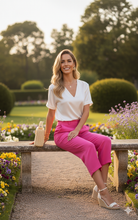 Cargar imagen en el visor de la galería, Pantalón Isabella Añade un toque de energía a tu guardarropa con este pantalón de corte cropped confeccionado en crepé de viscosa. Su deslumbrante color fucsia vibrante y su diseño de tiro alto ofrecen una caída impecable con movimiento ligero