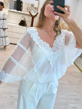 Cargar imagen en el visor de la galería, CLEMENTINE - Panti blusa blanca transparencia