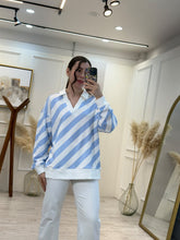 Cargar imagen en el visor de la galería, NORMA – Blusa polo a rayas diagonales azul cielo