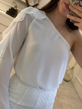 Cargar imagen en el visor de la galería, FIORELLA - Blusa blanca