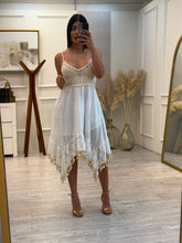 Cargar imagen en el visor de la galería, BERNABELLA - Vestido midi beige con blanco