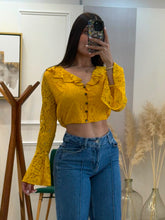 Cargar imagen en el visor de la galería, FAYE - Blusa amarilla botones