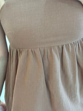 Cargar imagen en el visor de la galería, AUDRA - Set blusa y short café
