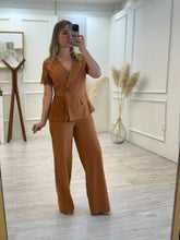 Cargar imagen en el visor de la galería, LAURA - Set pantalon y blusa camel