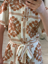 Cargar imagen en el visor de la galería, GLAUCE – Jumper estampado terracota con cinto