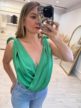 Cargar imagen en el visor de la galería, MARTHA – Body verde satinado cruzado con moños