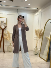 Cargar imagen en el visor de la galería, XÓCHITL – Cardigan largo moka con solapa