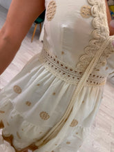 Cargar imagen en el visor de la galería, AZALEA - Vestido midi avena tirantes