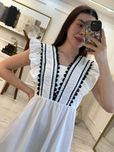 Cargar imagen en el visor de la galería, AILEEN - Maxi vestido blanco con detalles negros