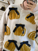 Cargar imagen en el visor de la galería, VERÓNICA – Suéter beige con calabazas y moños