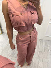 Cargar imagen en el visor de la galería, MARICARMEN - Set blusa y pantalón café claro