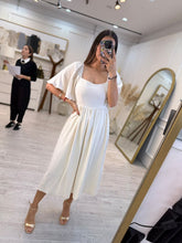 Cargar imagen en el visor de la galería, PAX – Vestido midi crema de lino con manga de olán